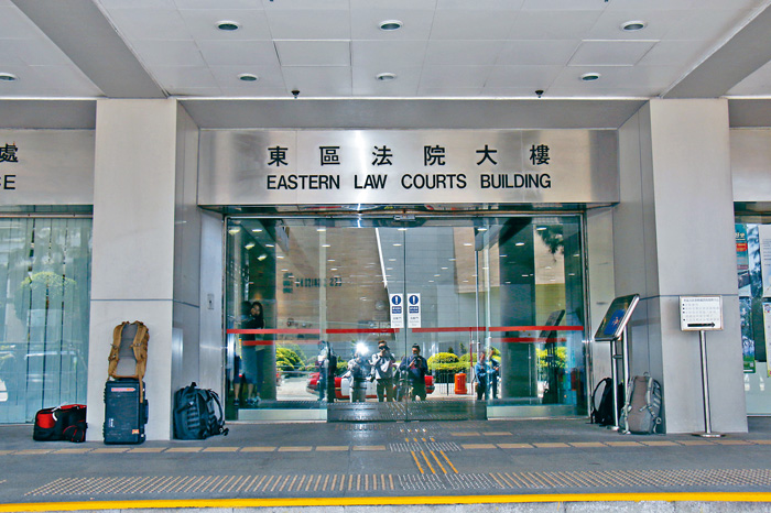 遭被告索偿的何丽明为东区裁判法院暂委特委裁判官。